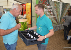 De acht voor de verkiezing van ‘Lekkerste Aardbei 2019’ geselecteerde rassen gingen de beurs rond om geproefd en gerangschikt te worden.